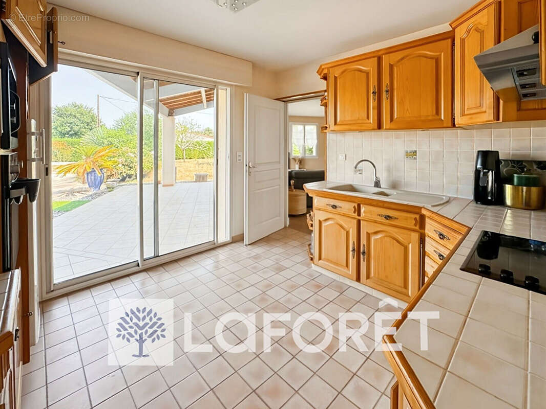 À vendre, maison contemporaine 4 pièce(s) 157 m2 avec un double-garage et piscine située entre GEMOZAC (17260) et SAINTES (17100 - photo 6