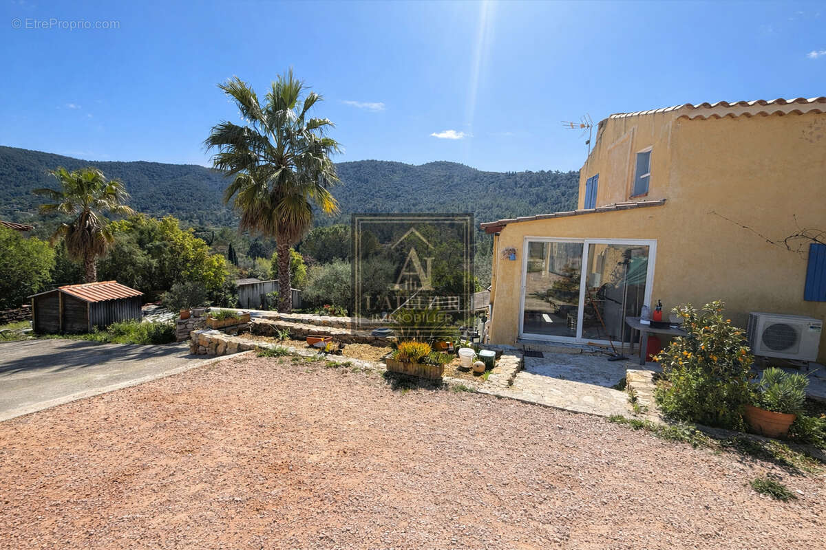 Maison de caractère avec 2 studios, piscine, sous sol et abris voiture sur une parcelle de 1250 m2 - photo 13