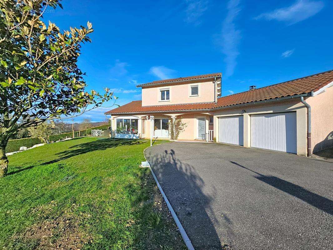 Maison à EYZIN-PINET