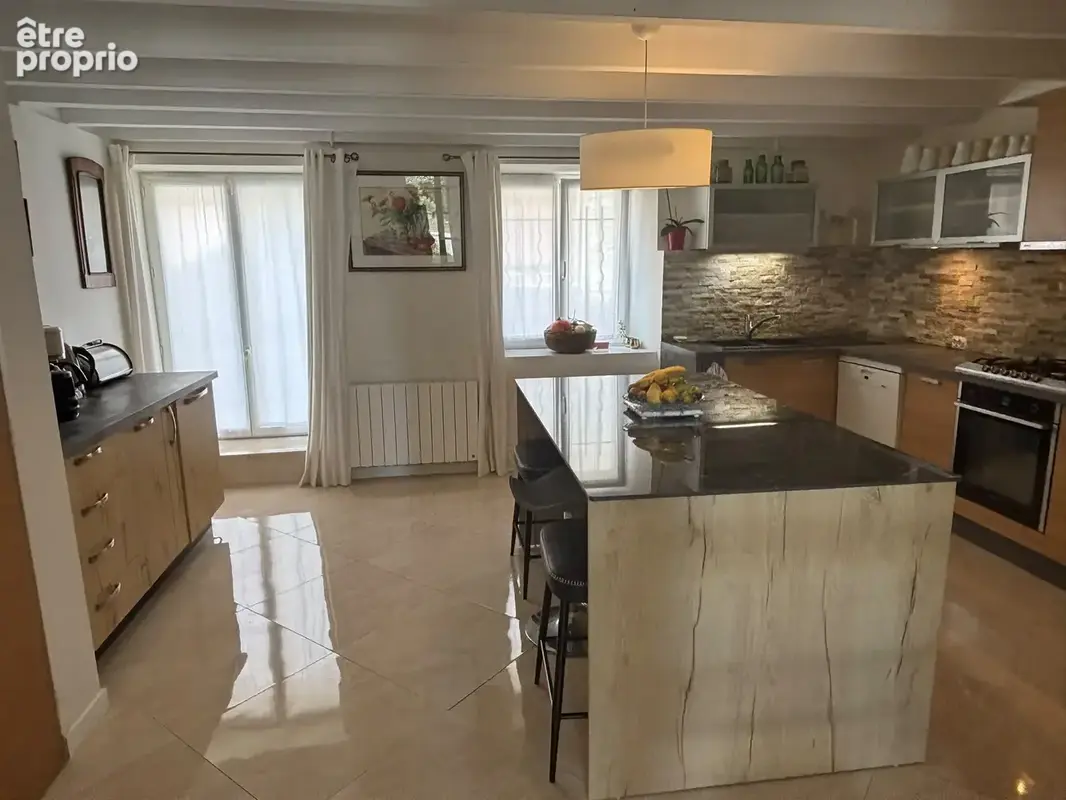Maison de bourg rénovée de 204 m2 avec 5 chambres, 3 suites parentales, jardin clos et dépendances - photo 4