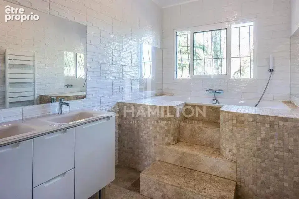 A deux pas du bord de mer à Golfe-Juan, superbe villa offrant un - photo 14
