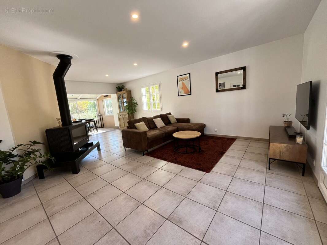 SALON AVEC POELE - Maison à SOULAC-SUR-MER