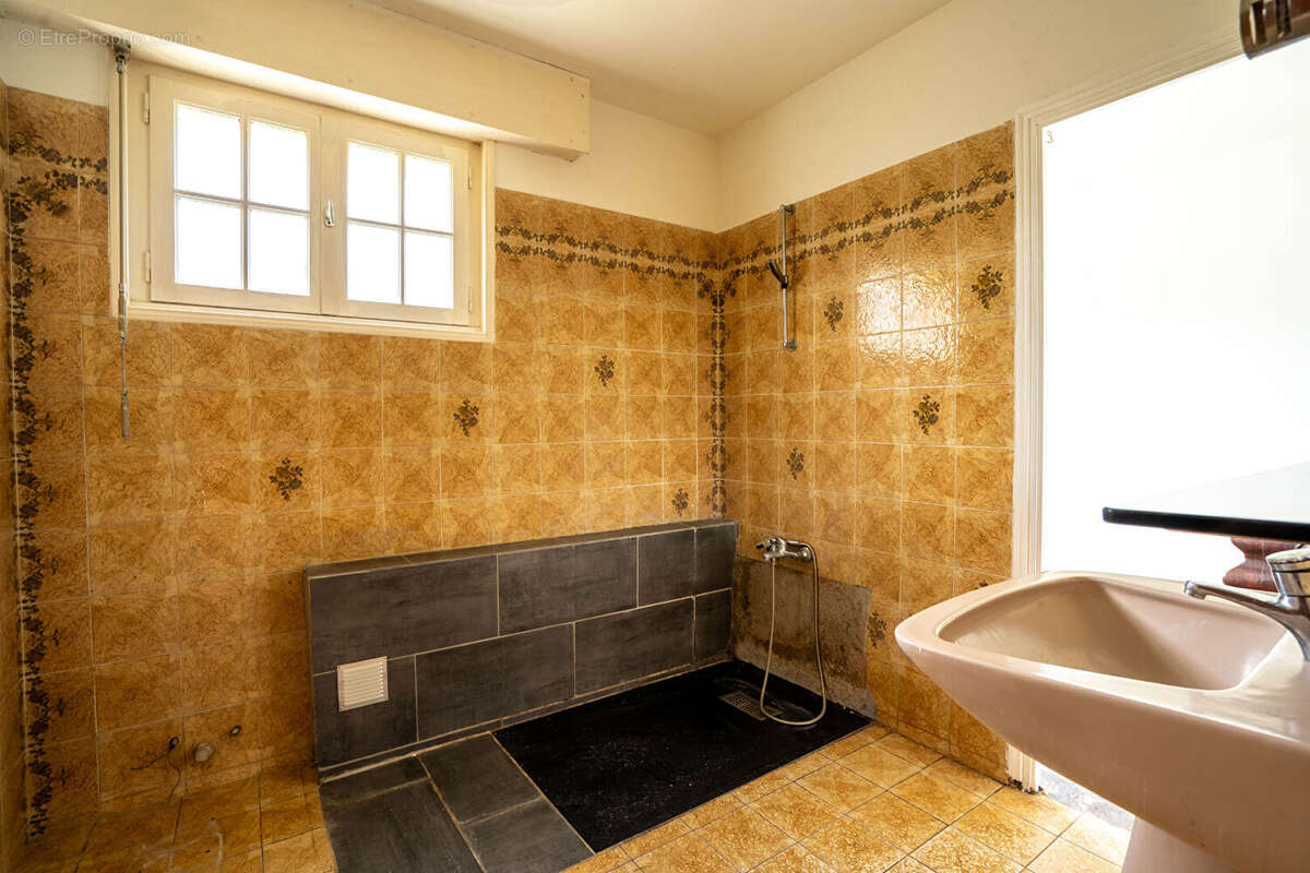 A vendre à Concarneau - Maison familiale à rénover sur terrain de 1475m² - photo 9