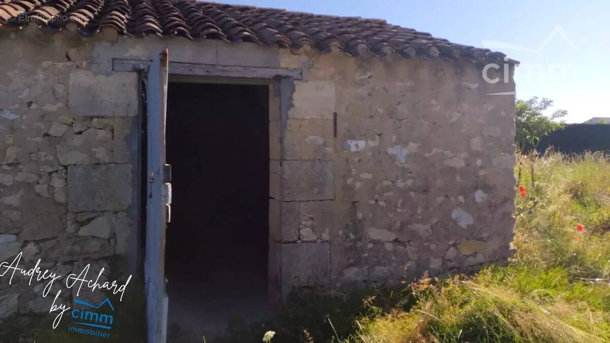 Terrain constructible 1 127 m² avec bâtisse à Eyrans - photo 3