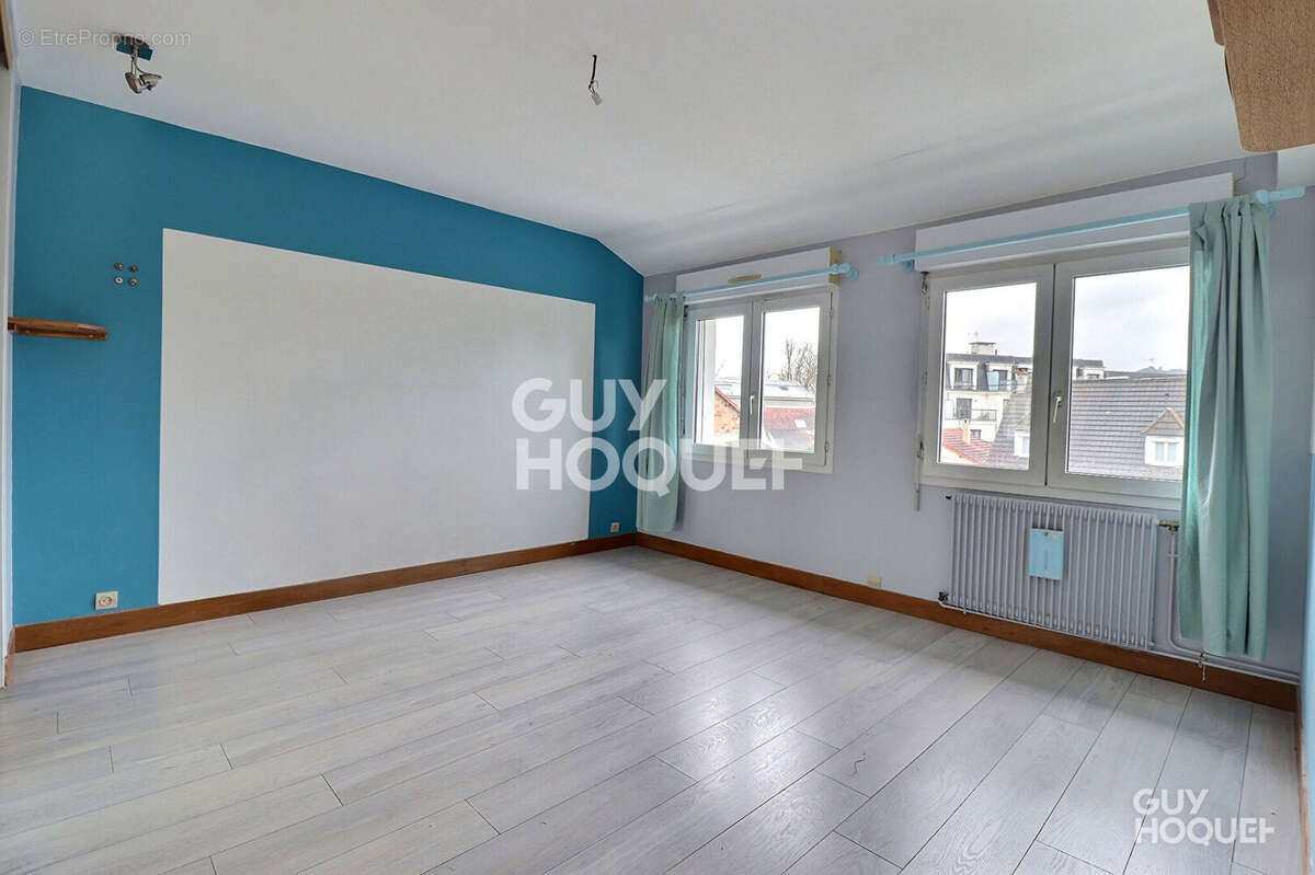 Maison à SAINTE-GENEVIEVE-DES-BOIS