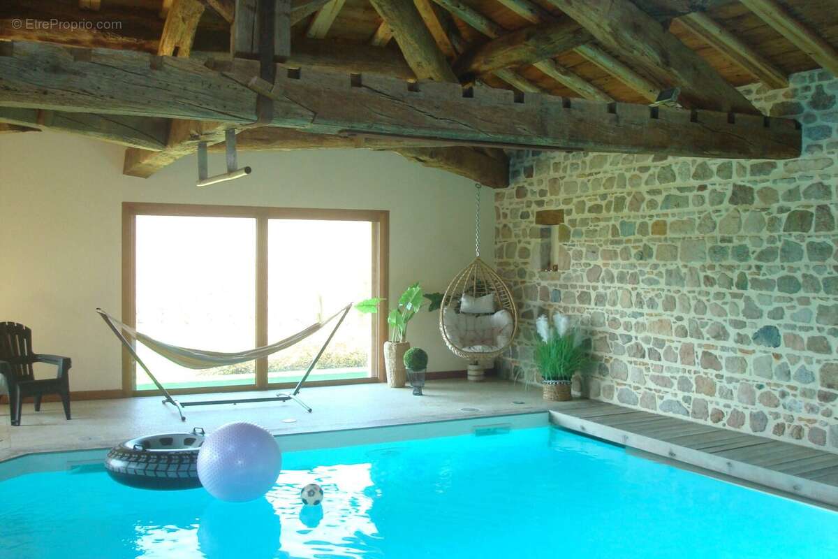 Piscine intérieure - Maison à CORCELLES-EN-BEAUJOLAIS