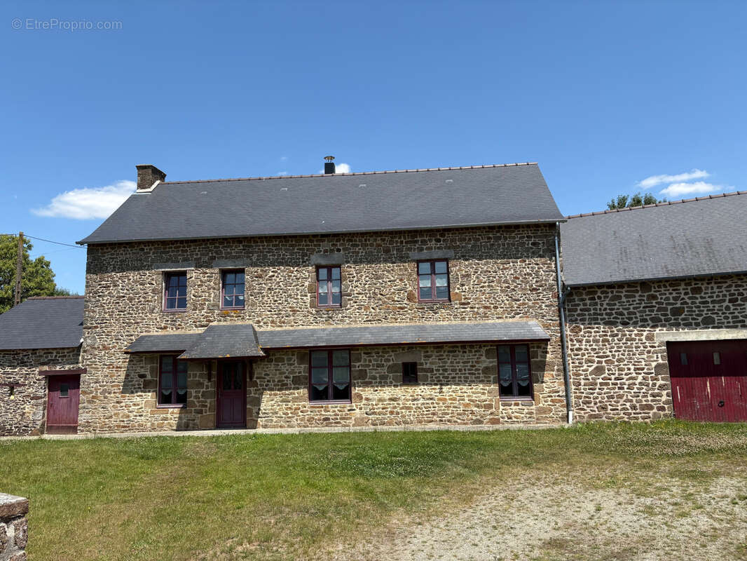 Maison à MONTREUIL-POULAY