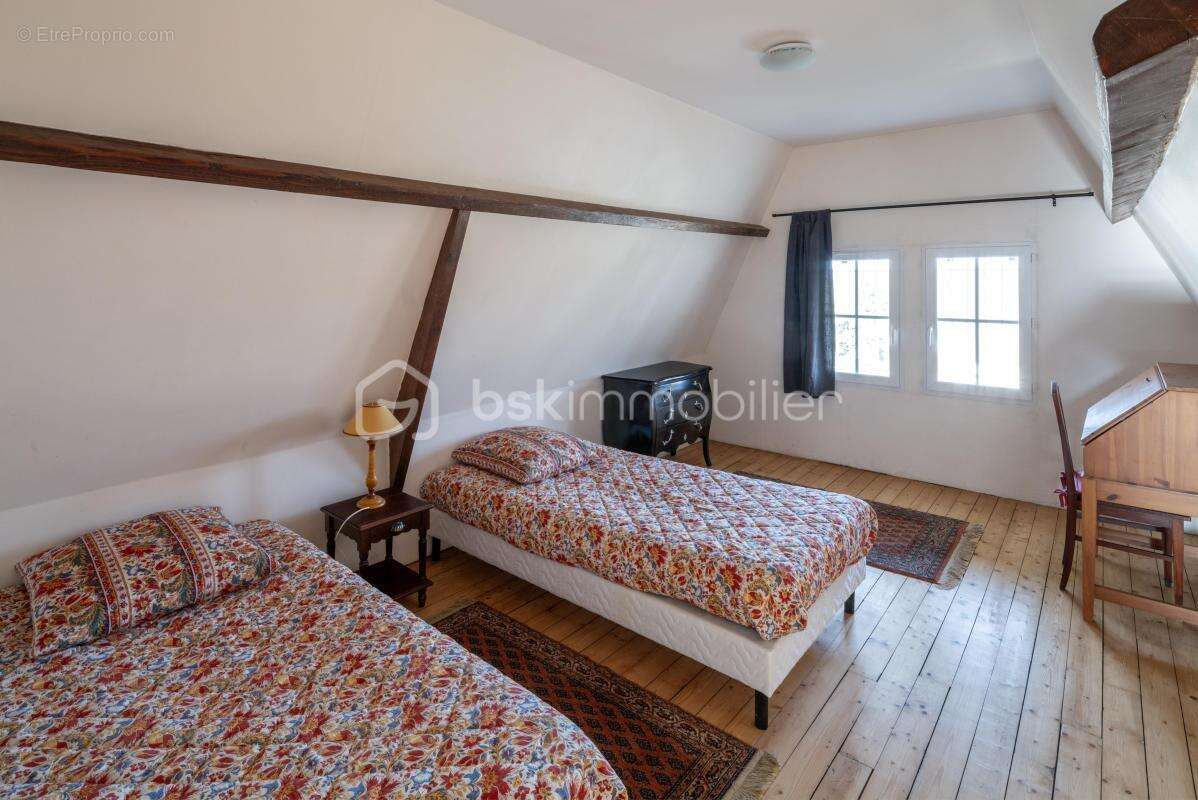 Maison de caractère  – 9 pièces, 7 chambres, sous-sol total – proximité rer d, commerces et écoles à pied - photo 14