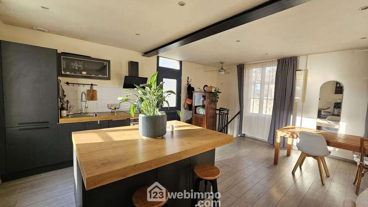 Une cuisine avec son espace salle à manger. - Maison à MILLY-LA-FORET