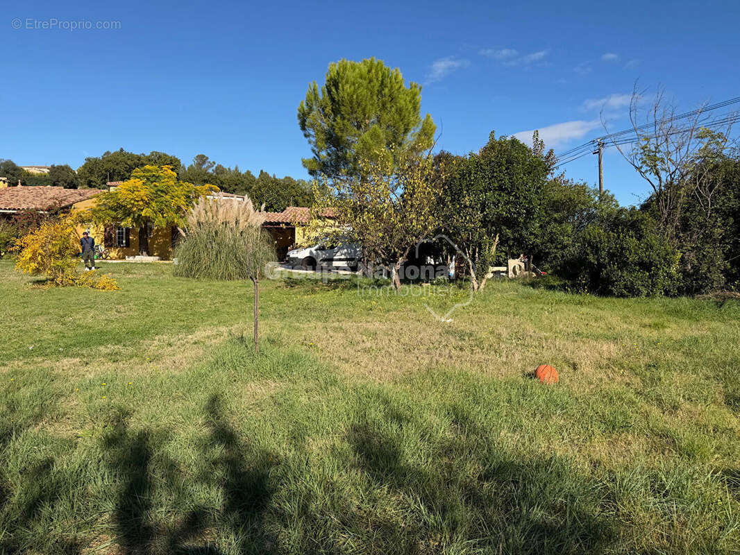 Terrain à CRUVIERS-LASCOURS