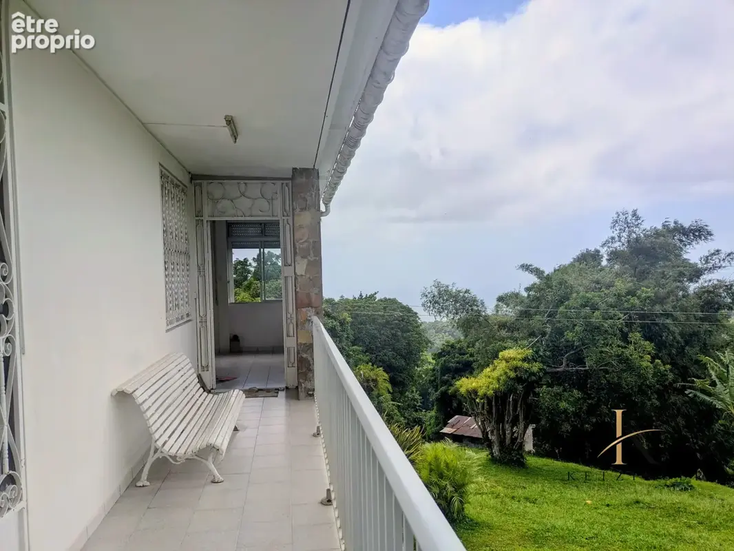 Maison 9 pièces 150 m² à vendre à Saint-Claude (97120) - photo 2