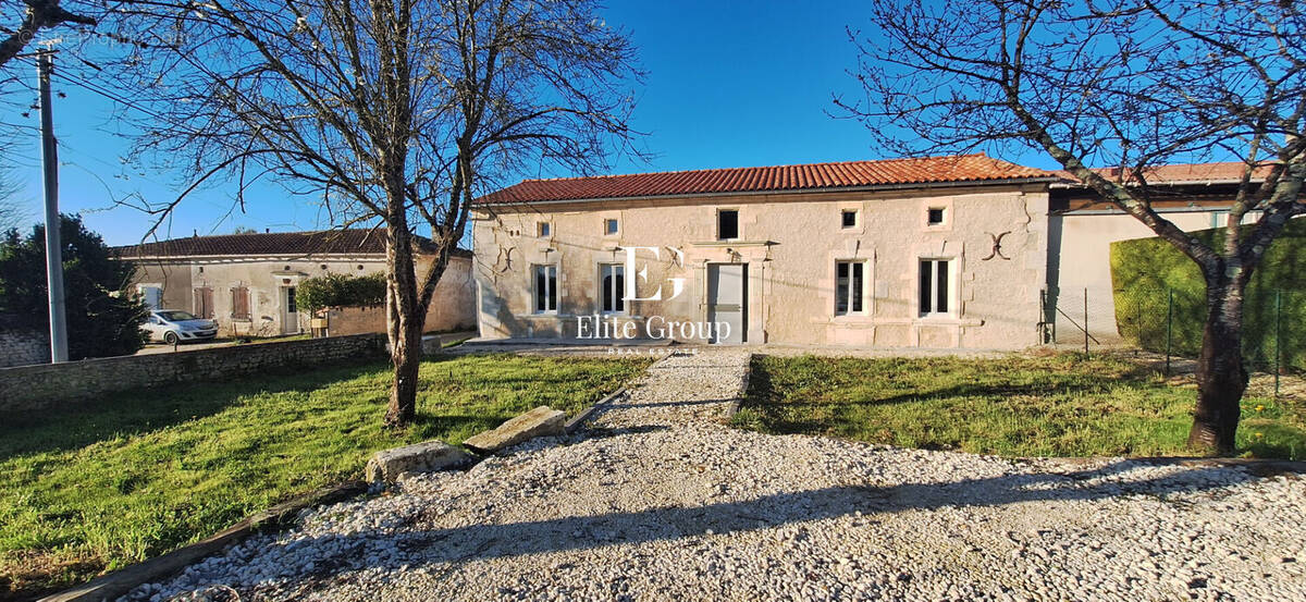 Maison à BARBEZIEUX-SAINT-HILAIRE