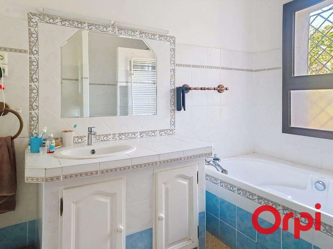Maison de type 7 pieces de 130 m2 avec garage et piscine - photo 12