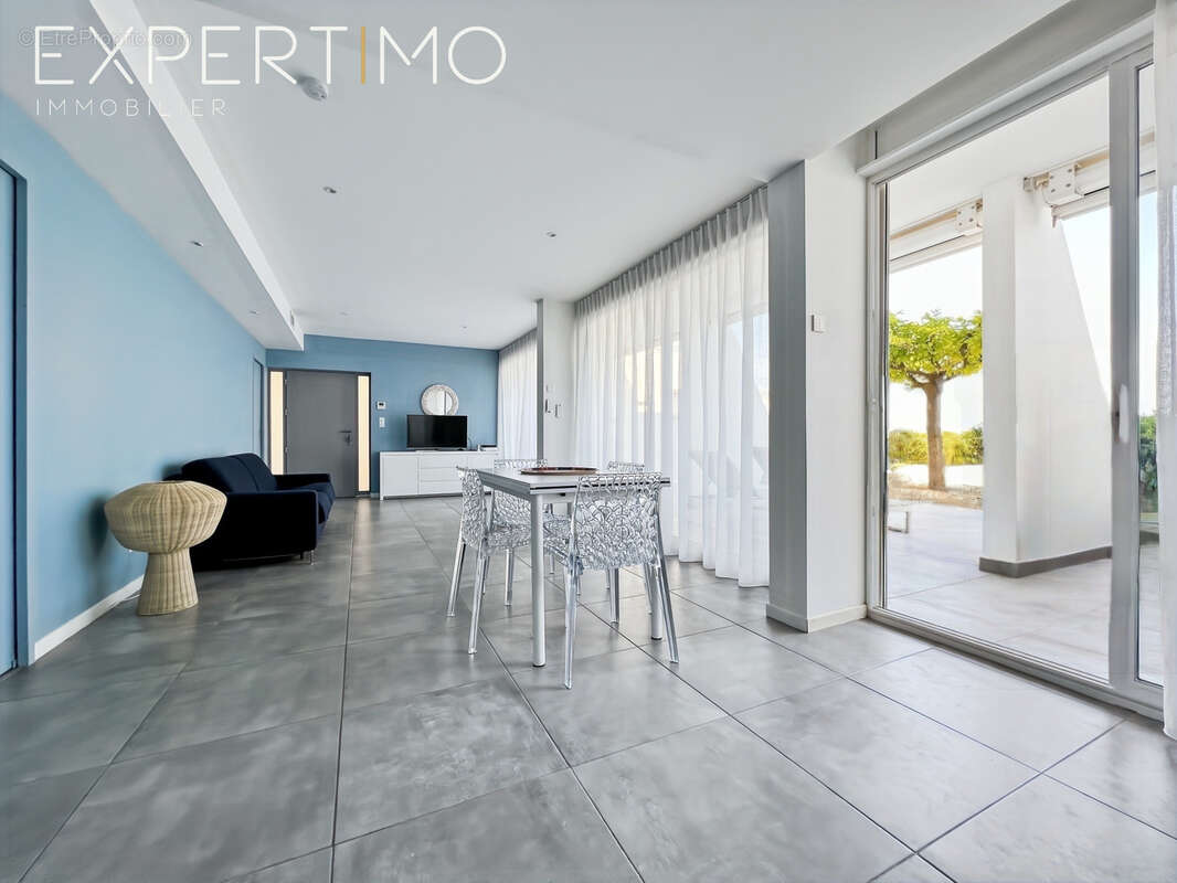 Appartement de Type T3 avec belle terrasse, très beau jardin, deux places de parking, un cellier . - photo 5