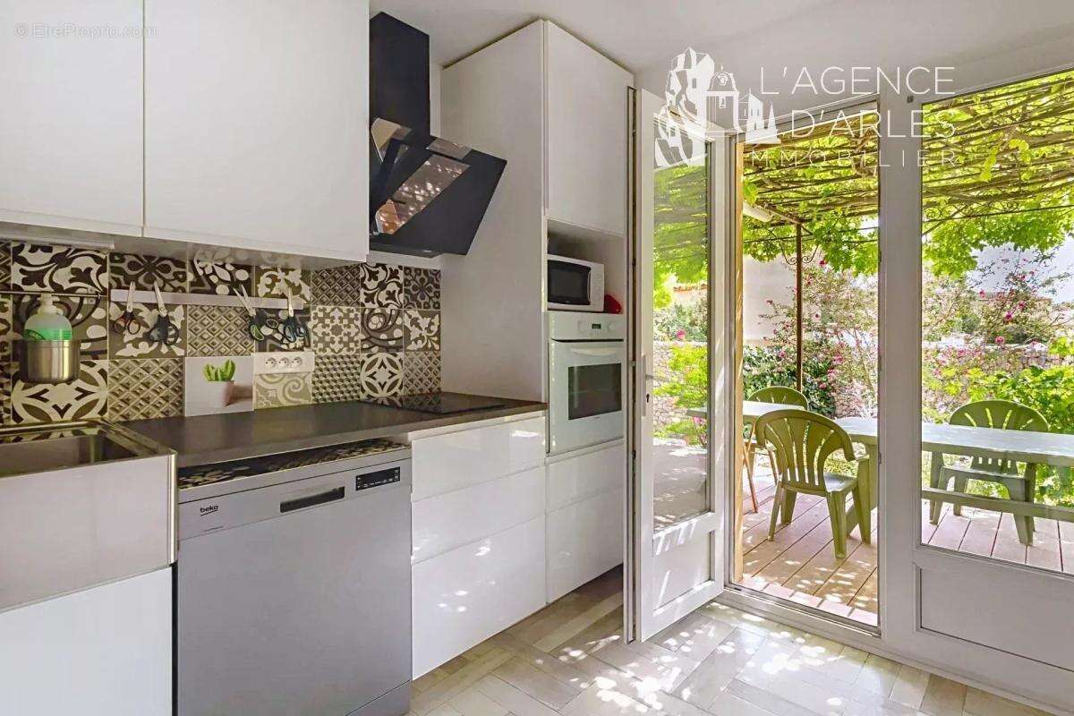 Arles – Maison familiale 157 m² – 5 chambres dont 2 de plain-pied – jardin arboré et clos - photo 4