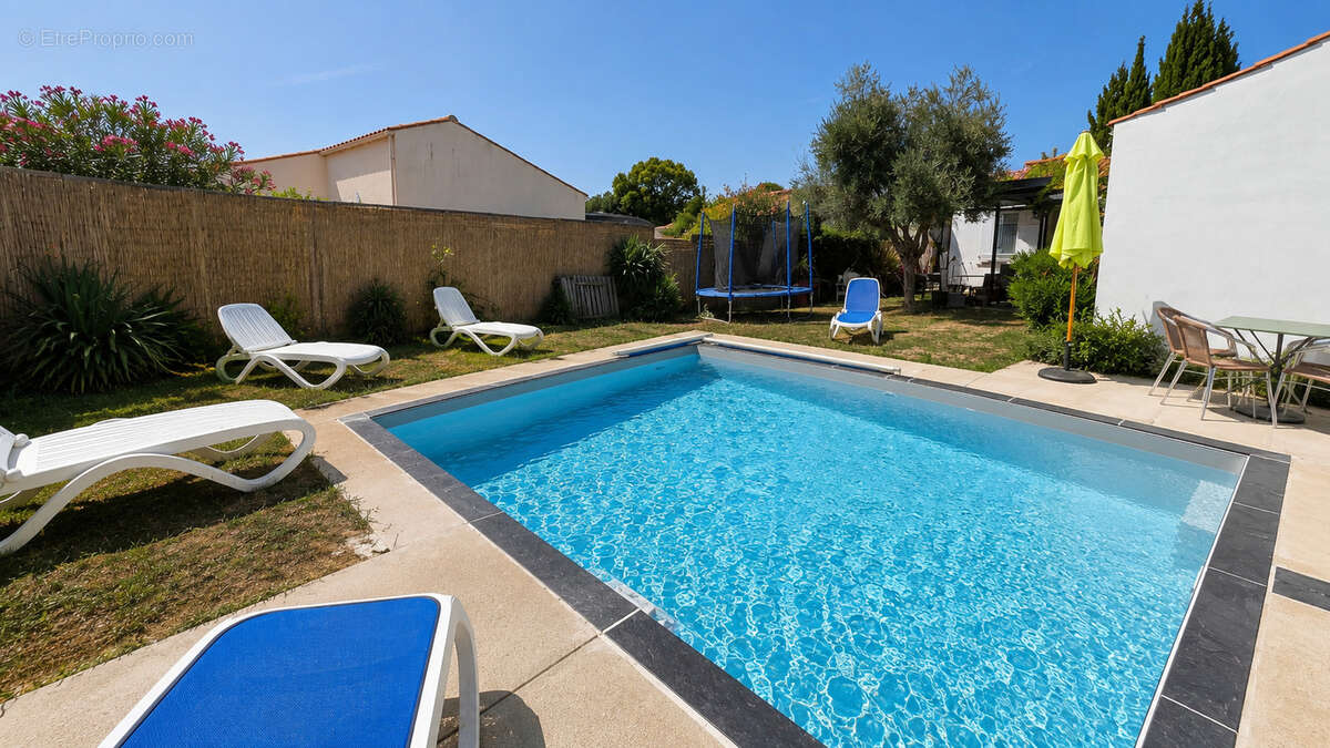 Maison de plain pied comprenant 5 chambres et studio indépendant et piscine chauffée - photo 13