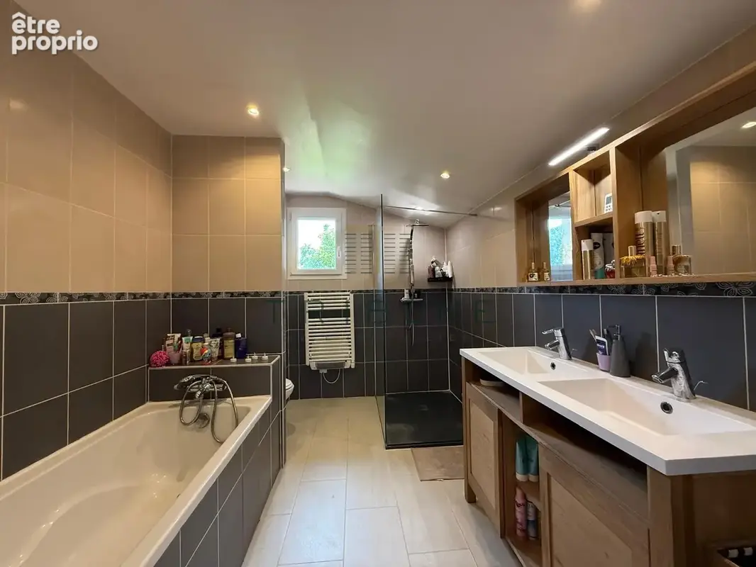 Maison en pierre 230m2 avec jardin, piscine, garage + un terrain constructible de 2000m2 - photo 11