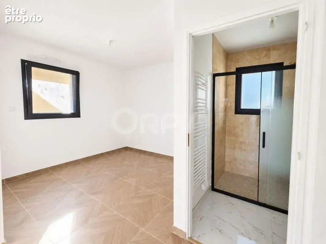 TRÉMAOUÉZAN – Maison contemporaine de 2024 – 4 chambres – Vie de plain-pied - photo 4