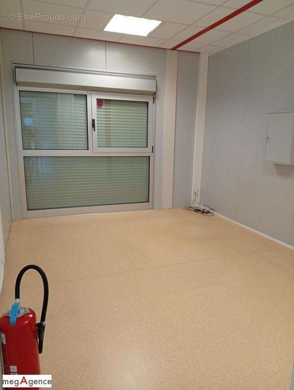 Bureaux, garage de 375 m² sur 9633 m² de terrain clos - photo 5