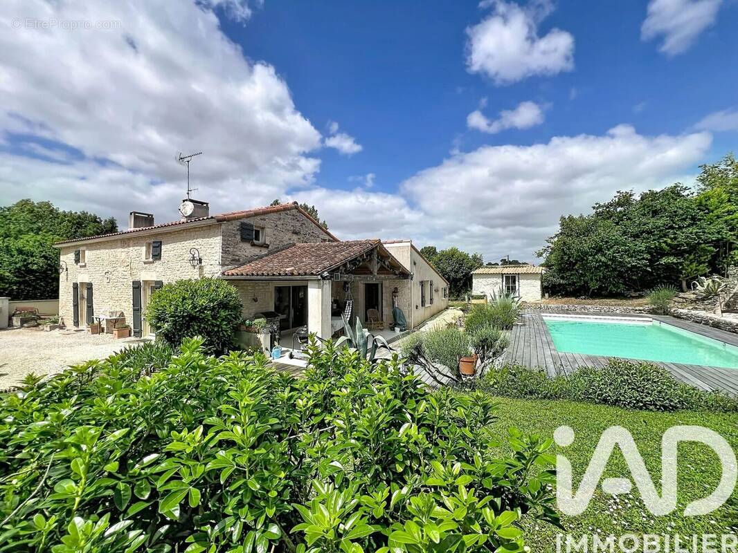 Photo 1 - Maison à MOUZEUIL-SAINT-MARTIN