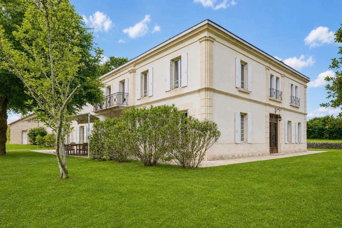 Maison de 9 pièces de 250 m² à Clérac - photo 15
