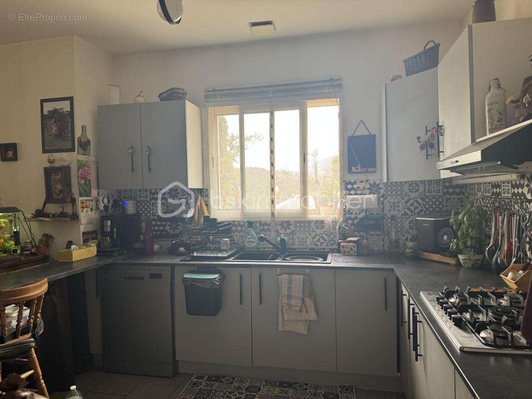 À La Roquebrussanne (83136), maison de plain-pied rénovée avec studio indépendant sur 1 650 m² de terrain plat et clôturé - photo 11