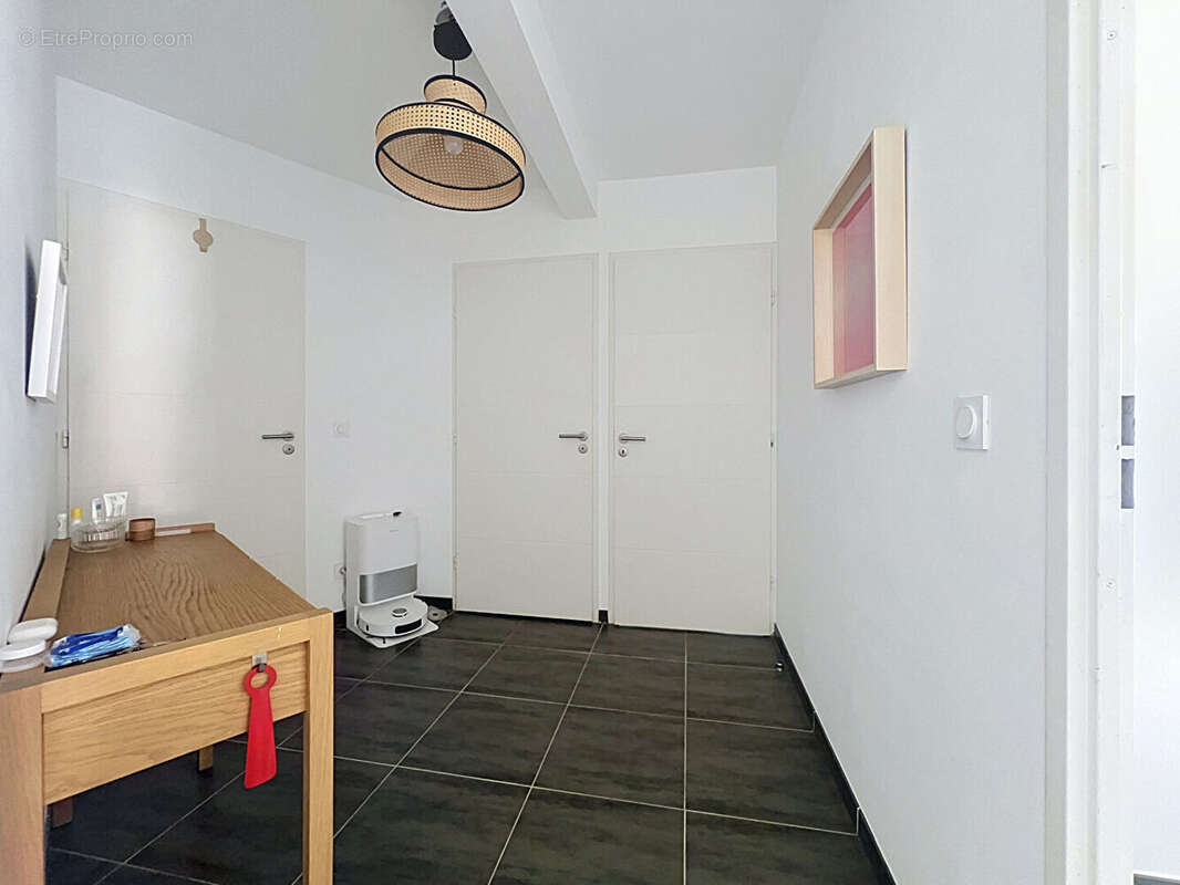COUP DE COEUR ! Magnifique T3 avec terrasse de 20 m² et garage - Résidence récente -DPE A - photo 11