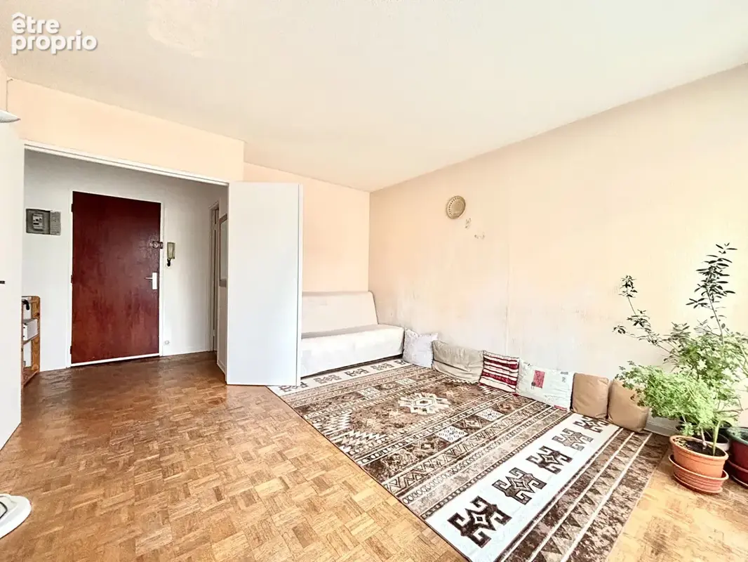 M° Belleville / Rue Rebeval. Appartement type 3 pièces de 65.9 m2 - photo 3