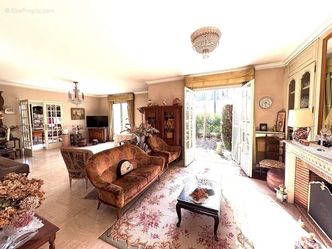 Maison 241 m² à Saint-Maur-Des-Fosses  - photo 9