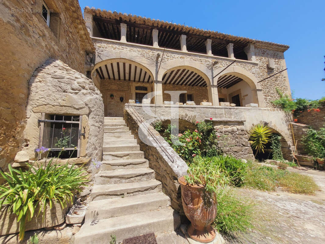 Maison 350 m² à Grignan  - photo 3