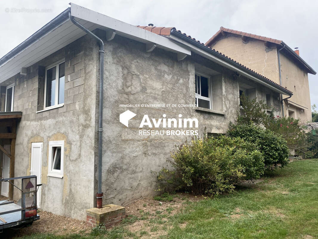 Commerce à NEUVILLE