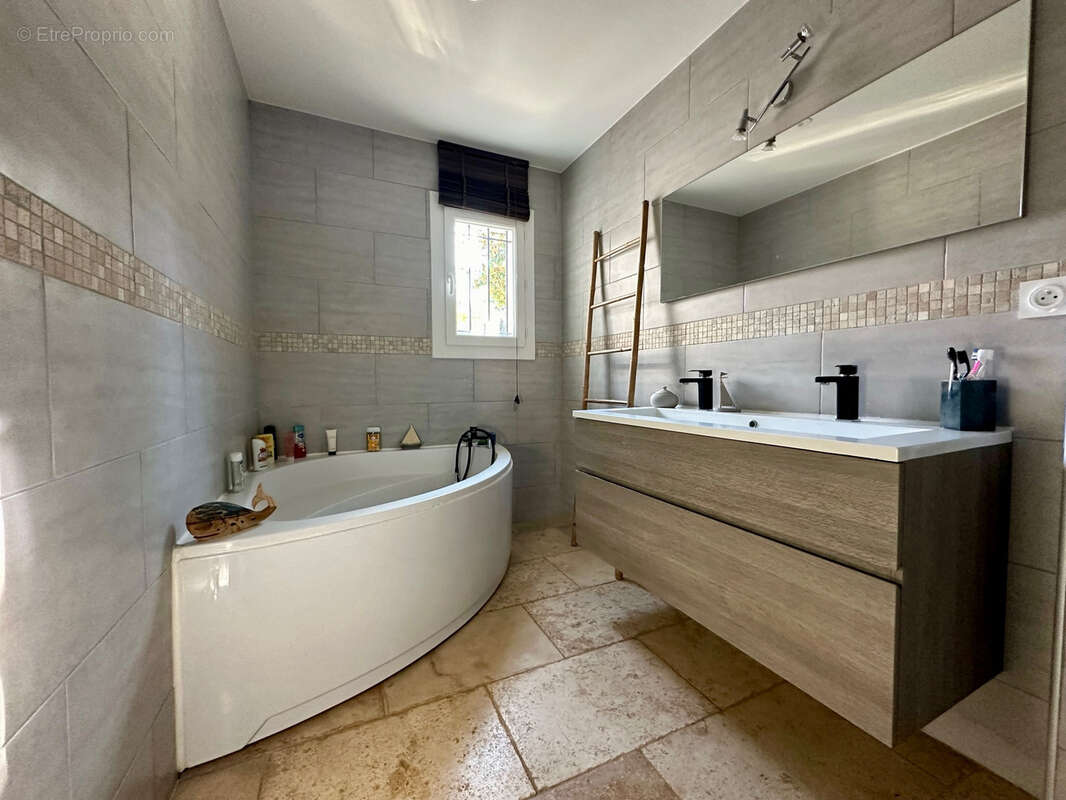 Maison à SAINT-CLEMENT-DE-RIVIERE