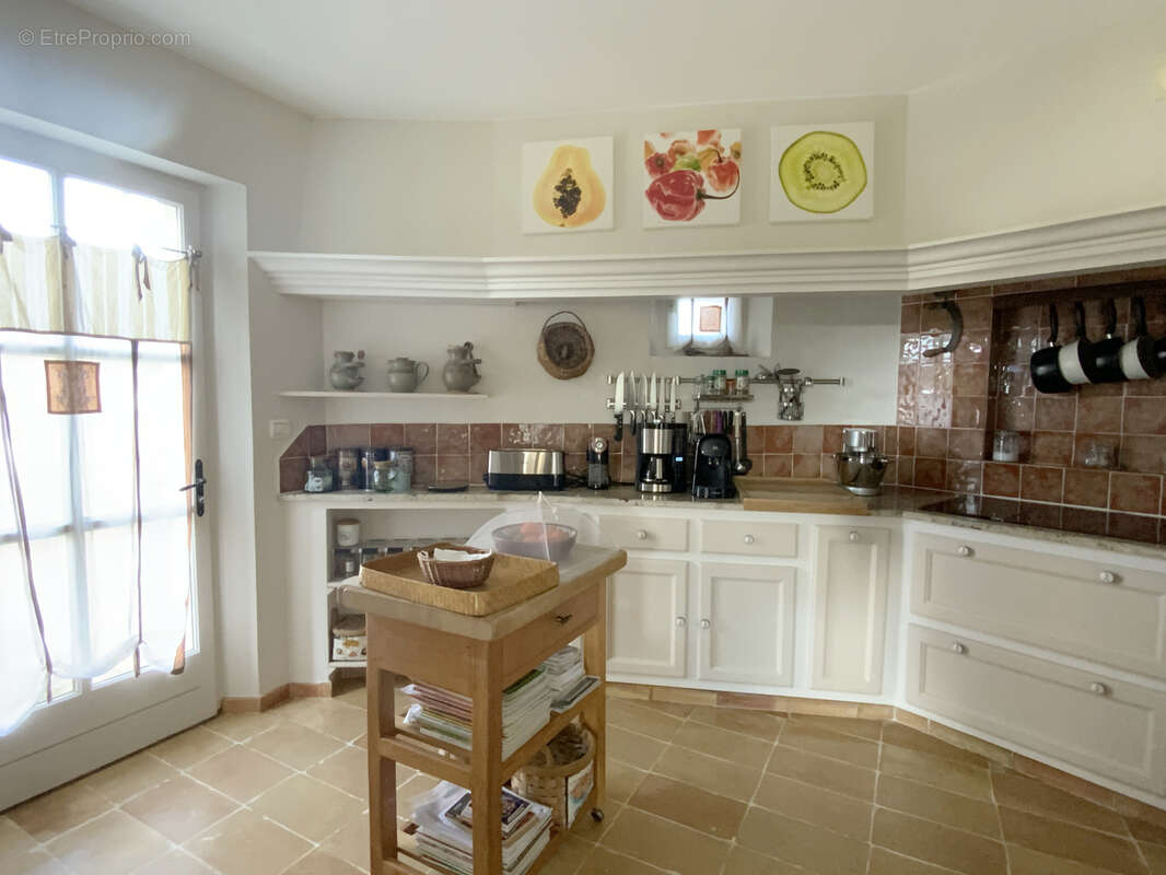 Très belle villa dans un village avec commerces sur un terrain de 3500 m2. - photo 16