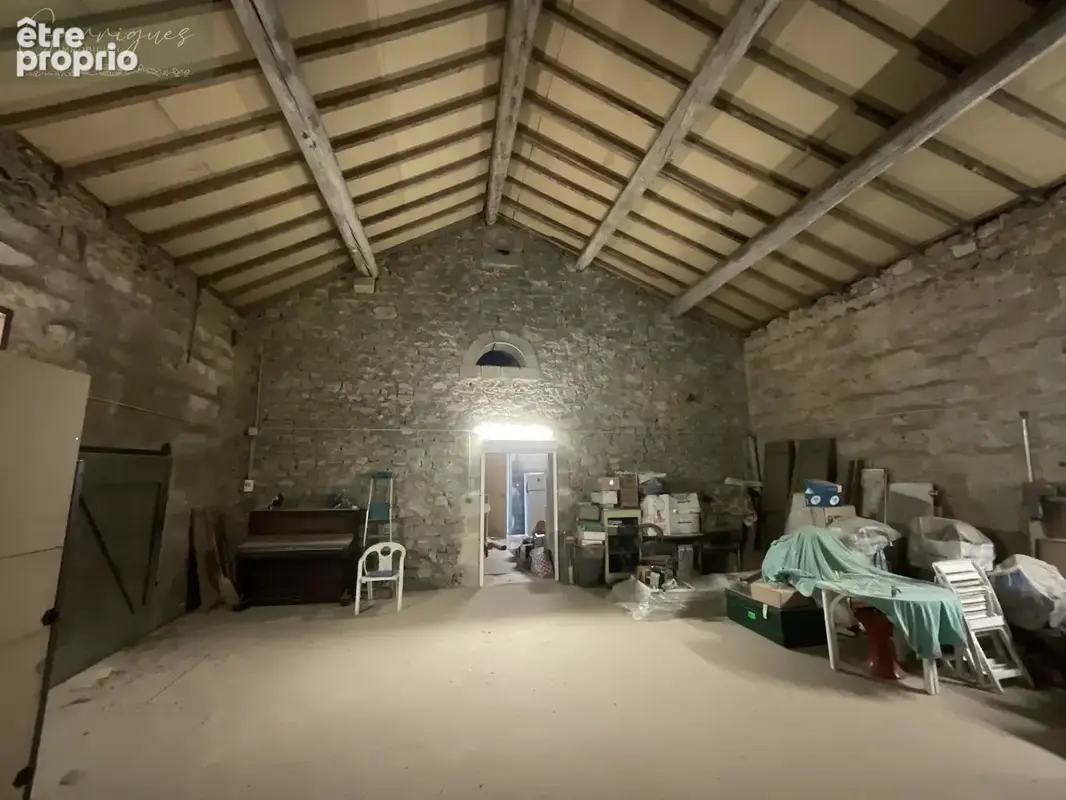 Le Cailar, maison de village à restaurer avec dépendances. - photo 11