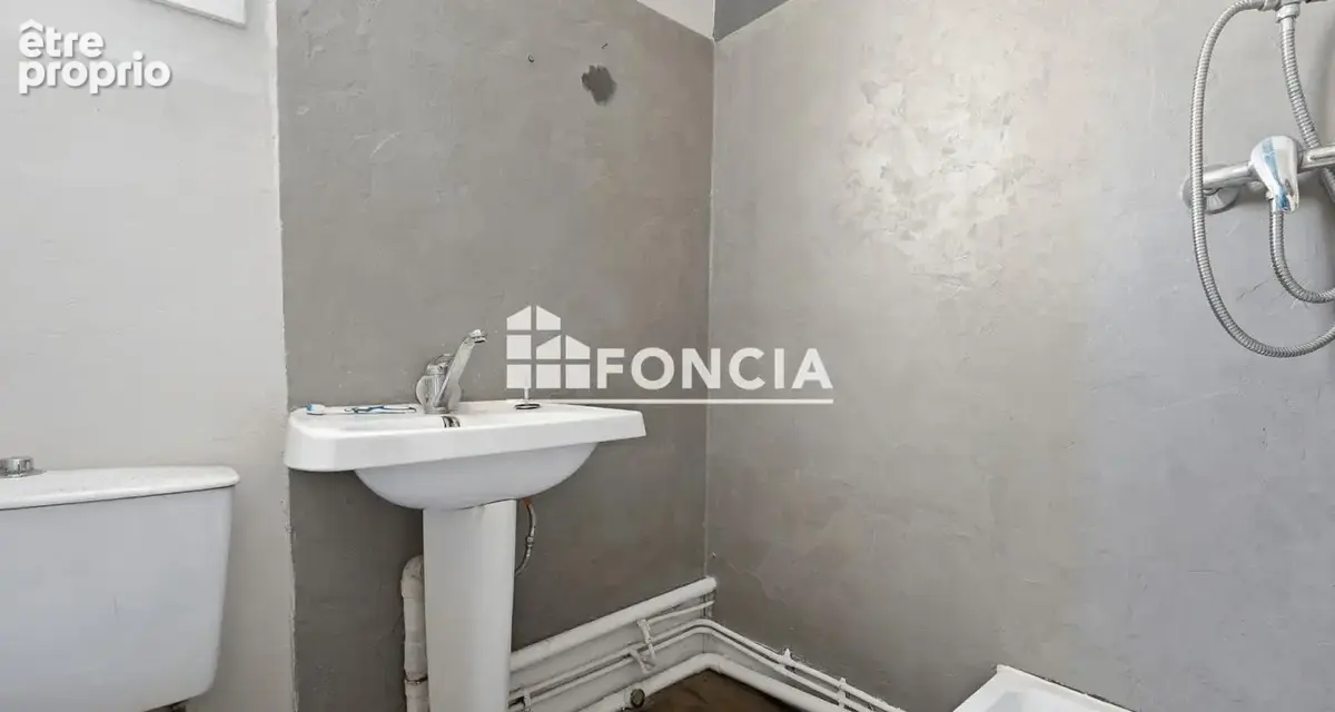 Nice - Coup de cœur assuré : T2 de 47 m² à rénover avec vue mer et ville exceptionnelle dans maison de charme - photo 7