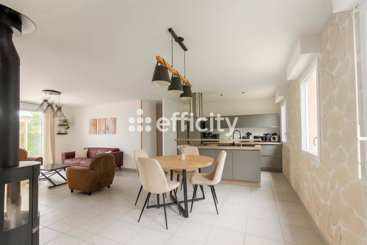 Maison à CHAMPAGNE-SAINT-HILAIRE