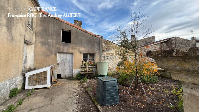 Maison à PORT-D&#039;ENVAUX