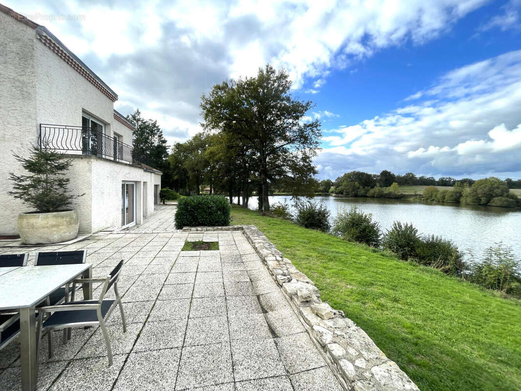 TERRASSE - Maison à ASNIERES-SUR-BLOUR