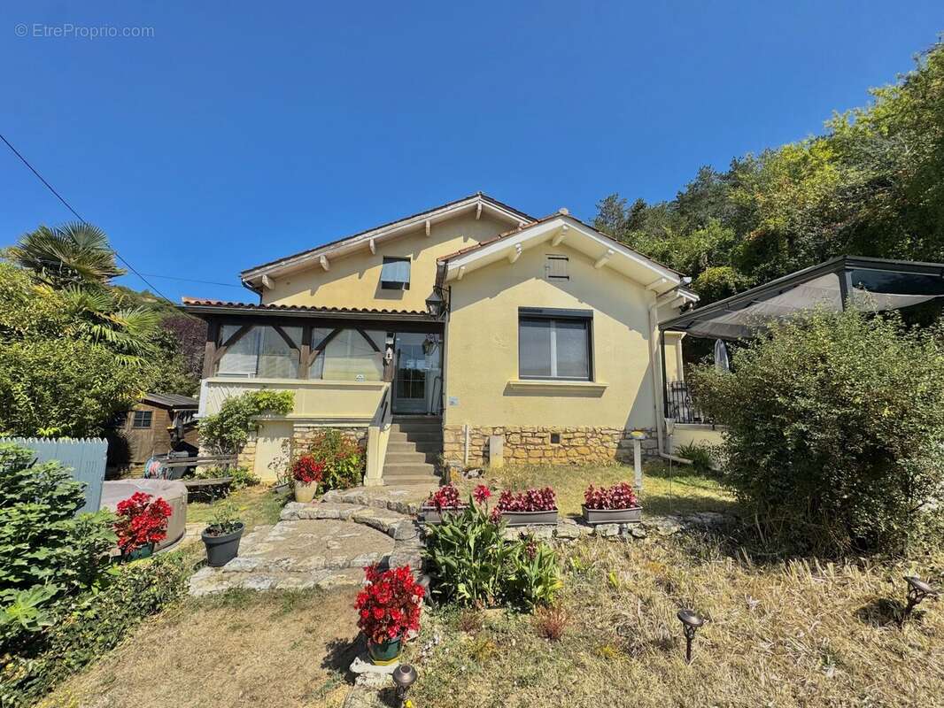 Maison à BEYNAC-ET-CAZENAC