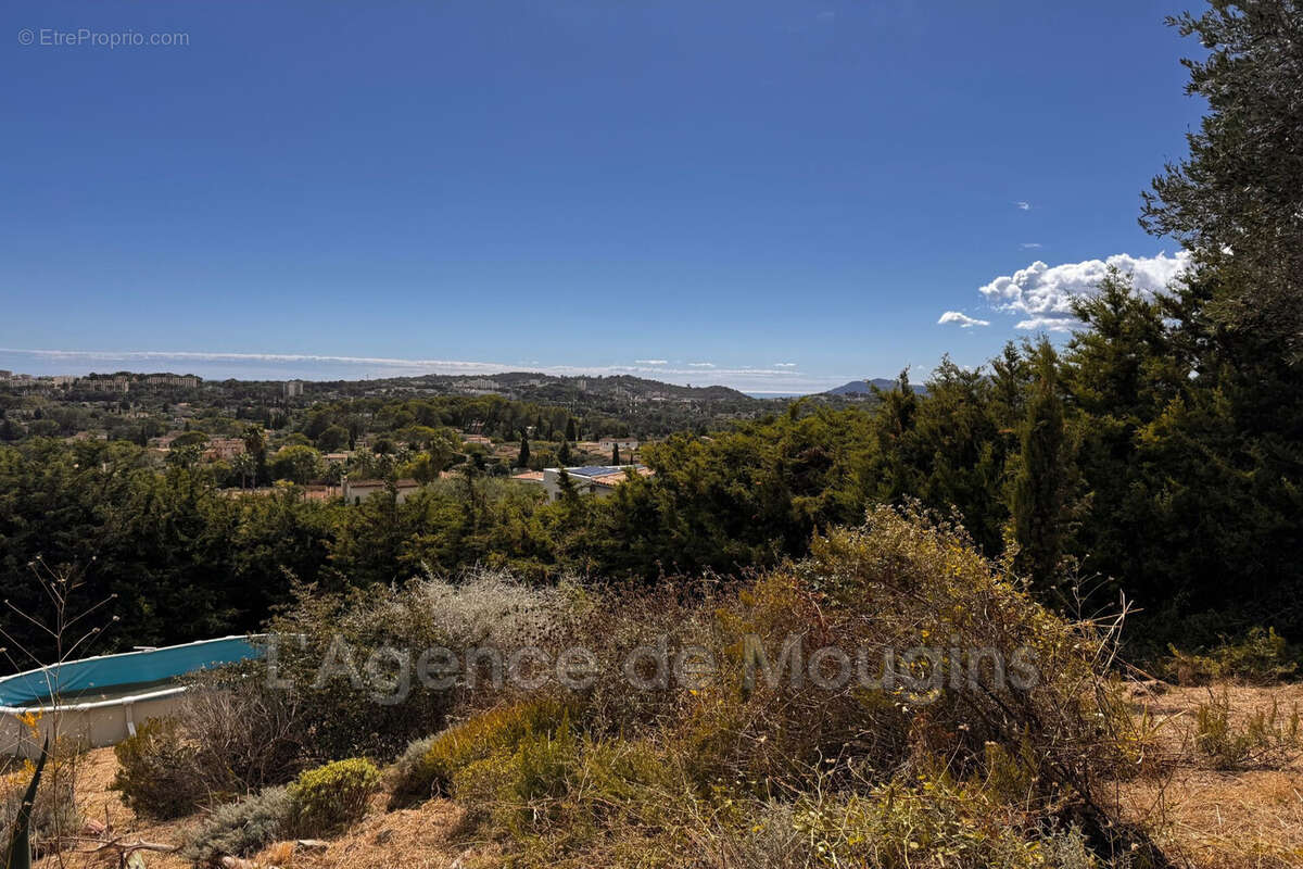 Terrain à MOUGINS