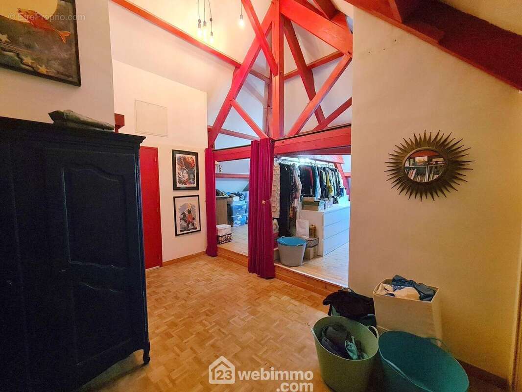 Une pièce palière de 16 m² avec ses placards. - Maison à MILLY-LA-FORET