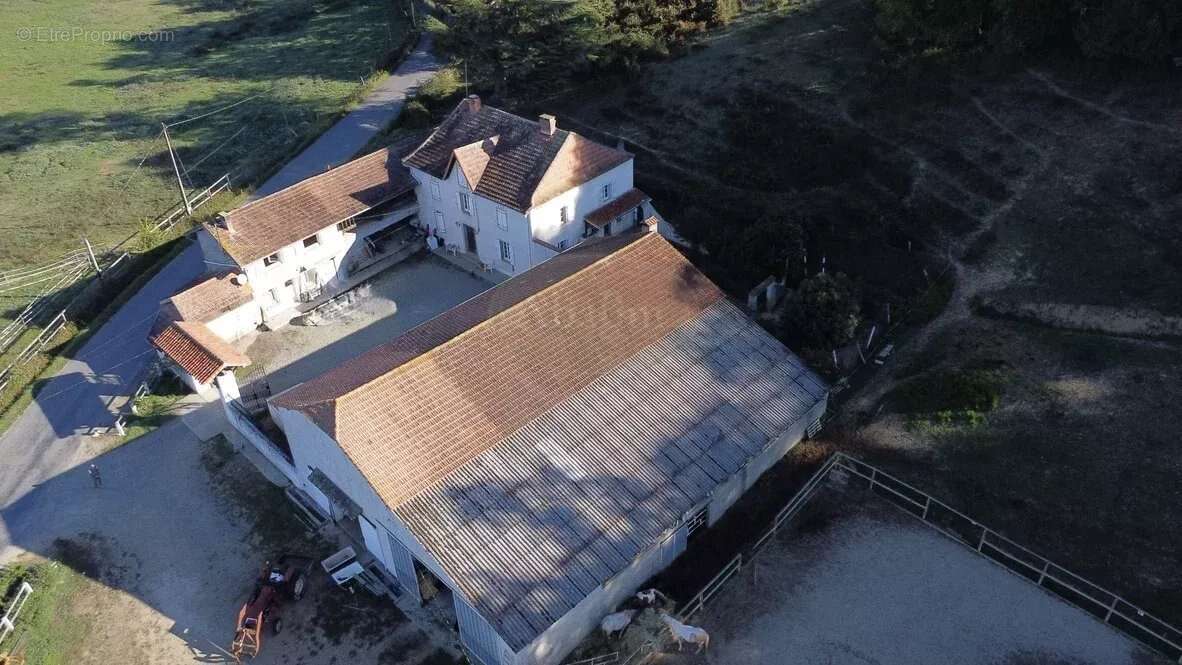 Maison à VILLECOMTAL-SUR-ARROS