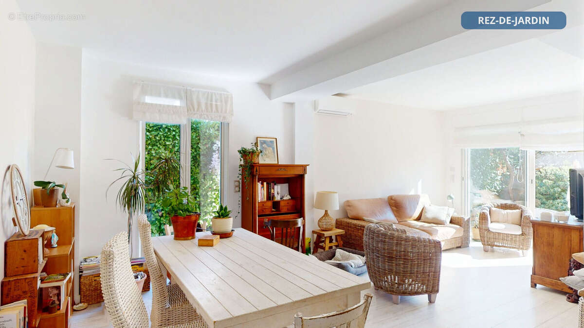 Villeneuve-Loubet, à deux pas du littoral, maison individuelle divisée en 2 beaux appartements - photo 11