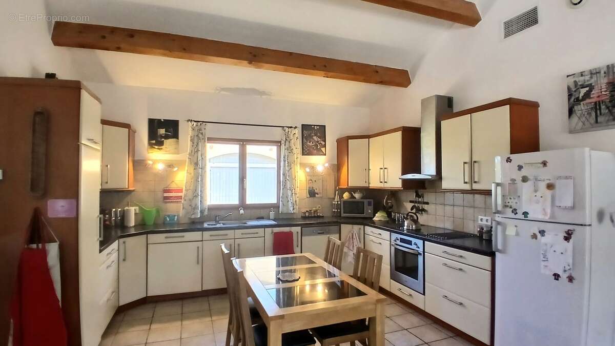 Agréable villa avec piscine chauffée et terrain de pétanque. - photo 12