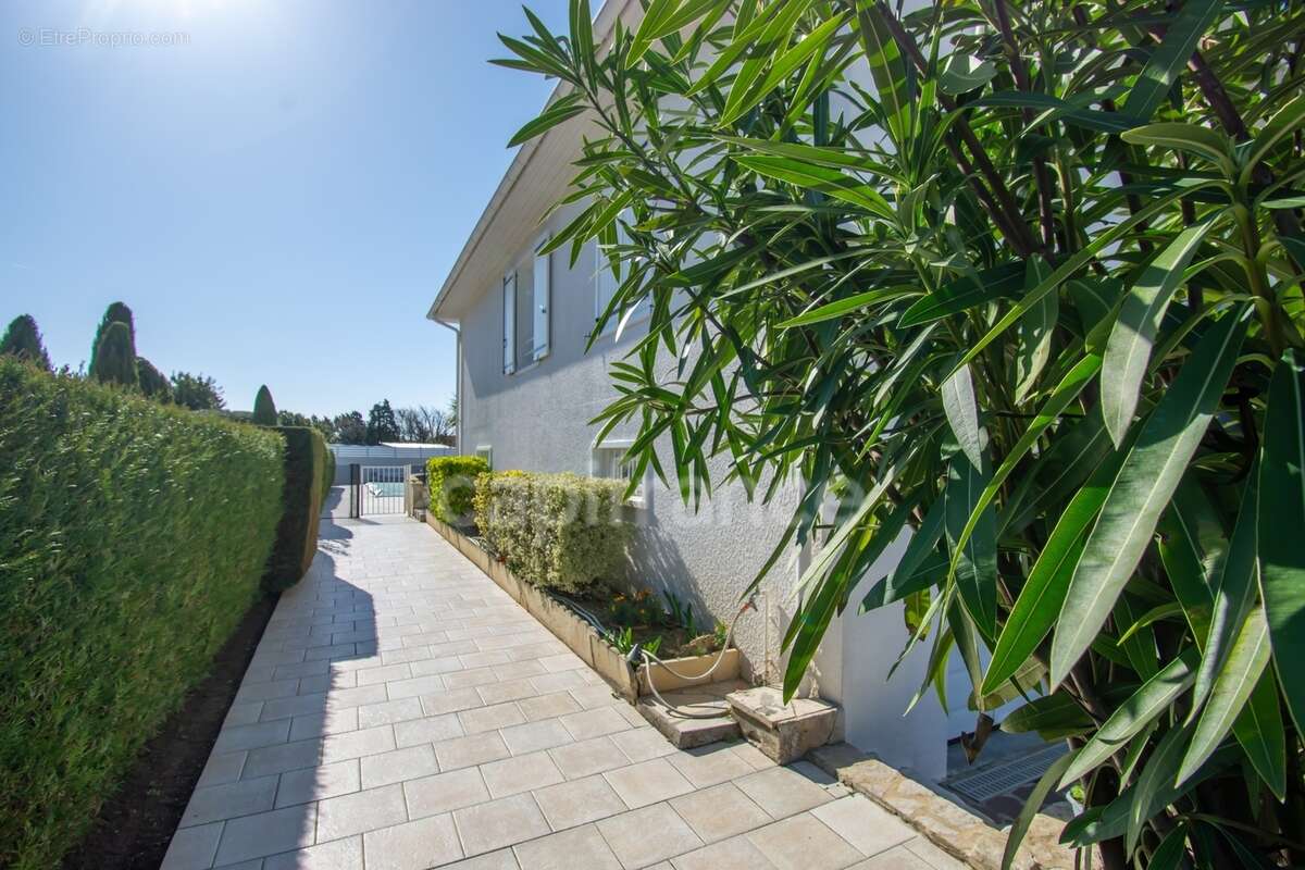 Vaux-sur-mer – maison 160 m² avec piscine, à proximité de pontaillac - photo 9