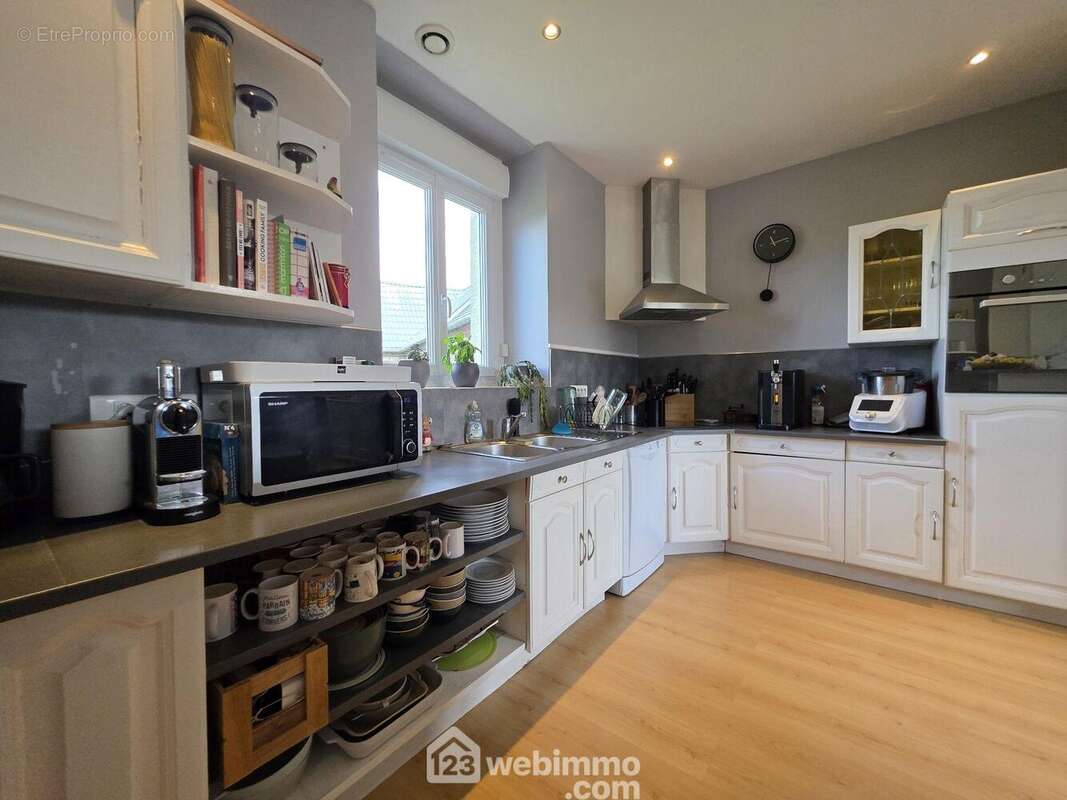 Une cuisine fonctionnelle avec de nombreux rangements - Maison à VERNEUIL-SUR-SERRE