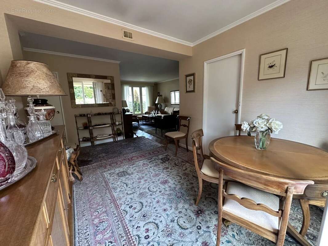 Maison à LE MESNIL-SAINT-DENIS