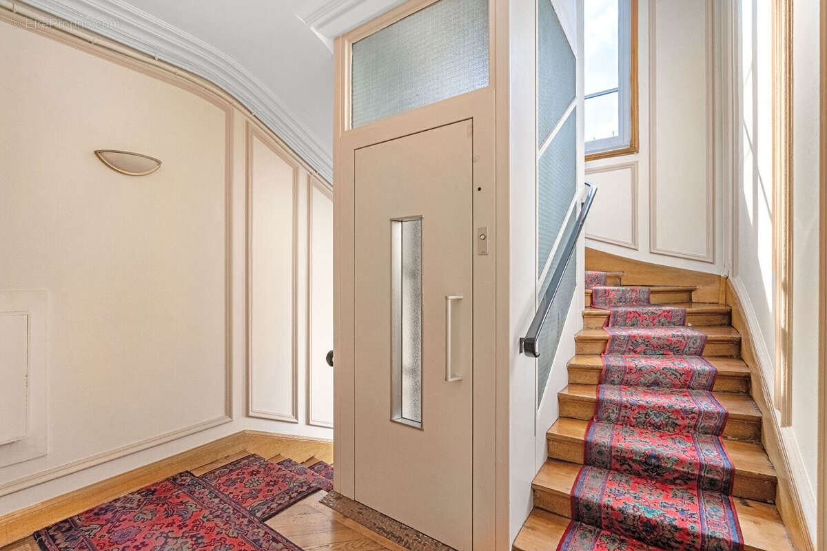 Emplacement prestigieux - haussmannien - etage eleve - balcon - photo 11