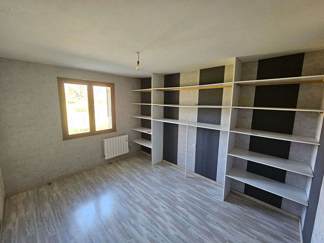 Maison à MONNET-LA-VILLE