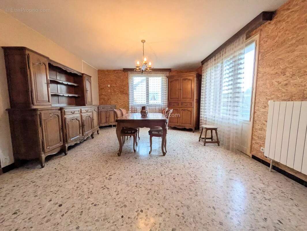 Maison à NEUFCHATEAU